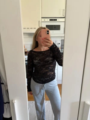 Svart spetsblus från Gina Tricot - Säljer en svart långärmad blus i spets från Gina Tricot. Storlek S. Finns lösa trådar (se bilderna). 