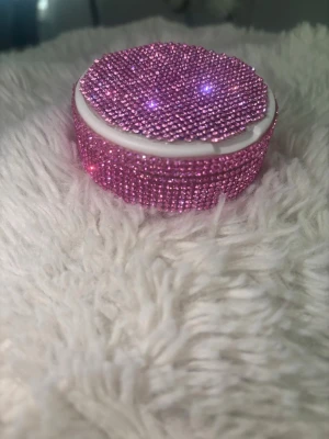 Rosa snus dosa - En rund liten burk täckt med glittrande rosa strasstenar. Perfekt snus😍