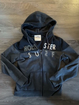 Hollister hoodie  - En asfet zip från hollister storlek S och riktigt bra skick 