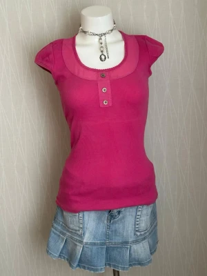 Rosa ribbad topp med knappar - 30% silk