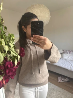 Beige hoodie - Mjuk hoodie aldrig andvänd 