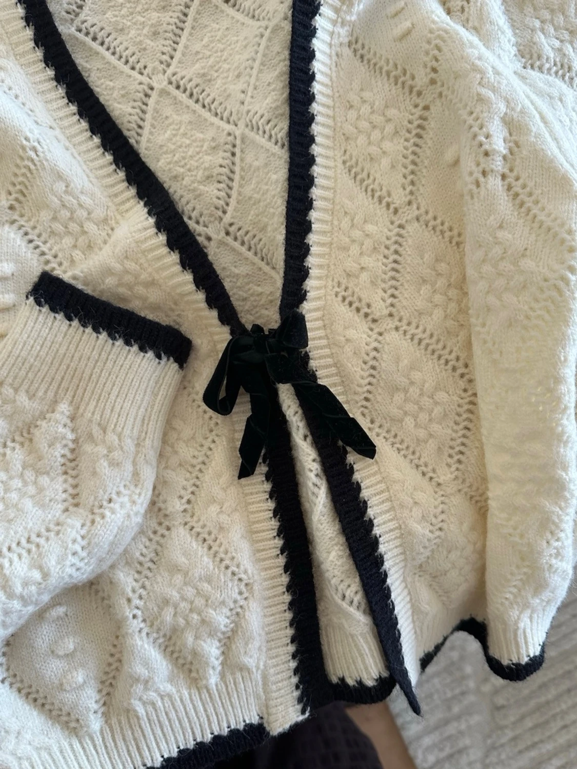 Vit stickad kofta med svarta detaljer - 3