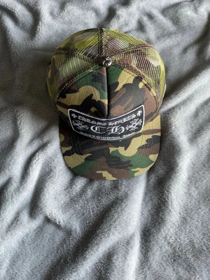 Chrome hearts trucker hat - Ganska scuffed som man kan se på bilderna så är spännet löst annars är allt prima