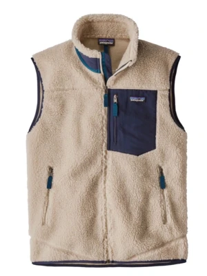 Beige fleeceväst från Patagonia - Säljer en beige fleeceväst från Patagonia med mörkblå detaljer och bröstficka med dragkedja. Västen har hög krage och två sidofickor med dragkedja. Perfekt för lager-på-lager eller after ski! Endast använd fåtal gånger.