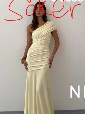 Ljus långklänning med oneshoulder Nelly  - SÖKER!! Gul klänning från Nelly, snälla skriv om ni har och säljer 