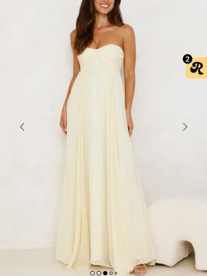 Gul Balklänning från Hello Molly  - Jättefin balklänning från hello Molly i storlek S, säljer då jag har hittat en annan balklänning. Köpt för 1700 kr från Hello Molly, säljer för 1500. Pris kan diskuteras.💕