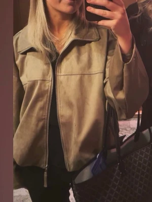 Jacka  - Super snygg jacka från Gina!! 