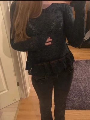 Mörkblå stickad tröja från Hollister - Mörk stickad tröja från Hollister i storlek XS. Tröjan har långa ärmar, rund halsringning och en volangkant nertill. Materialet är tunt och lätt genomskinligt, perfekt inför våren🌸💞