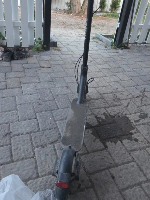 Svart elsparkcykel med stora hjul - Säljer en svart elsparkcykel med bred fotplatta och stora hjul. Cykeln har handtag, broms bak och fram, samt reflex baktill. Perfekt för att ta sig runt i stan eller till skolan. Laddas enkelt med medföljande laddare.