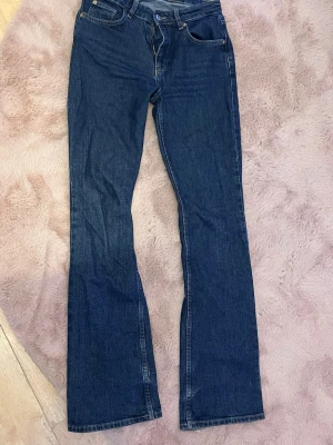 Blå bootcut jeans  - Snygga blå bootcut jeans. Jeansen har normal passform, tillverkade i bomull. Perfekta för dig som gillar en tidlös och enkel stil.