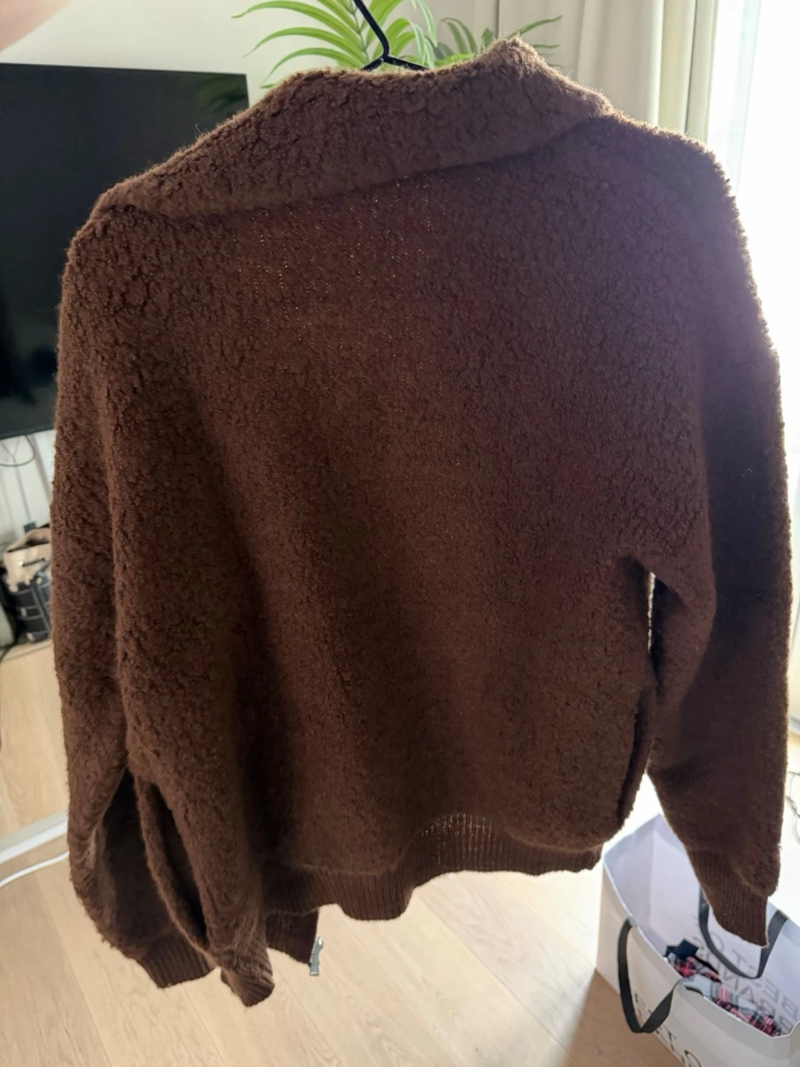 Brun fluffig ziptröja från Zara - 2