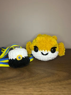 Virkad studentnalle blåsfisk - Virkad blåsfisk, det är valfritt om man vill ha studentmössan eller inte, syr på den vid eventuellt köp ifall det önskas☺️ Cirka 8cm hög utan mössan, 12cm bred och 11cm lång💗