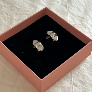 Edblad örhängen  - Snygga creoler i stål med nitar-design från Edblad. Inga defekter. Obs, pluppar saknas!!