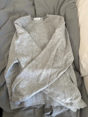 Grå sweatshirt från Weekday - Jag säljer denna superfina sweatshirt från weekday, då den aldrig kommit till användning. Hör gärna av dig vid frågor 💕