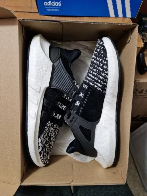 Oanvända Adidas EQT Boost Storlek 44.5 - Oanvända i original låda. Innermått 28.5cm 20% mer Boost än i vanliga Ultraboost vilket gör dessa till de bekvämaste Adidas skorna enligt mig. Slutsålda överallt. Inga trades eller returer. Kan hämtas i Storvreta, Uppsala. 