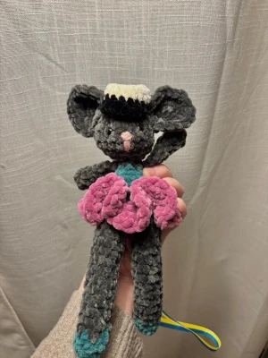 Studenthänge ballerinamus  - Virkad av mig. Mörkgrå ballerinamus med tygband till studenten! 