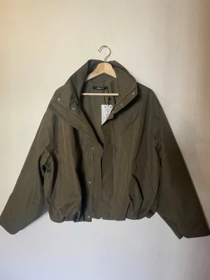 high neck short jacket Gina tricot - Helt ny med prislapp! Jätte fin jacka som passar till allt, tyvärr var det fel storlek för mig så säljer den vidare💕