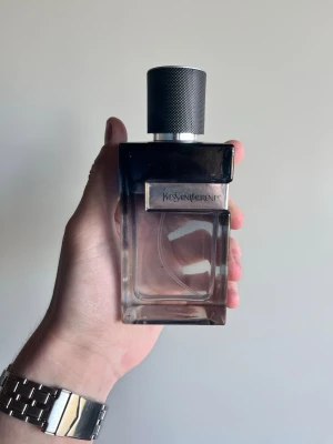 ysl y edp 100ml - Tja, säljer dena riktigt fräscha parfym, ungefär 90-95 ml kvar, skriv gärna vid några funderingar :)