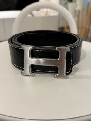 Svart bälte  - Säljer ett snyggt svart bälte med silver spänne. Priset är rimligt och bältet matchar med många outfits. Frågor? Dm👍🏼😁