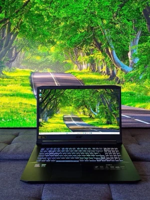 ACER Nitro 5 | 144Hz | RTX 3080 | 5800H | 16GB | 1TB | Gaming Laptop - Snygg svart bärbar dator från Acer med belyst RGB-tangentbord och stor skärm. Perfekt för gaming eller studier. Laptopen har en modern design med tunna skärmkanter och robust plastmaterial. Skärmen visar klara färger och detaljer, vilket gör den grym för både spel och multimedia.