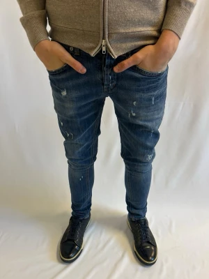 Dondup George  - Tja!  Säljer nu dessa sjukt eftertraktade blå Dondup George med original slitningar från frabrik. Se storlek nedan. Jeansen är i mycket bra skick.                                                                    Nypris: 3500kr                                                                 Säljs för: 799kr                                                                 Tveka inte på att höra av er vid intresse eller frågor!