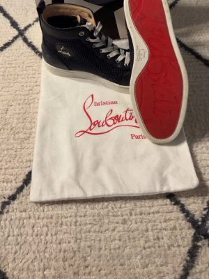 Christian Louboutin skor - Säljer dessa Christian Louboutin skor i storlek 42,5 äkta givetvis, knappt några defekter på dessa, medföljer en dustbag och en nk-påse.