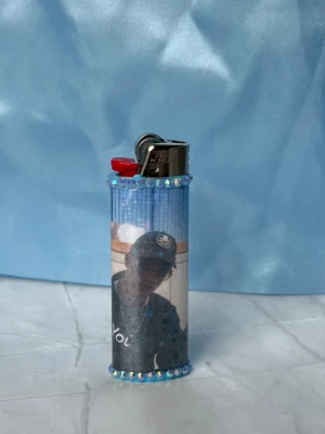 BLADEE//LEAN - lighter - ⭐️1st Refillable BIC MAXI LIGHTER med wrap & rhinestones ⭐️ ✨🤍 FREEBIES (godis & random stickers) ingår i alla beställningar över 70kr 🤍