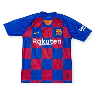 Barcelona tröja, Messi#10, Strl M - Helt ny, högkvalitativ replika  Storlek: M Pris: 299kr Leverans: Skickas inom 24 timmarObservera: Begränsat antal i lager – först till kvarn gäller  