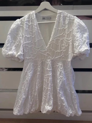 Vit klänning zara - Vit klänning ifrån Zara i storlek S! 