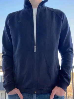 NN07 Zip Tröja - Säljer en riktigt snygg zip tröja ifrån NNO7. Storleken på tröjan är S. Passar XS/S/M. Perfekta till vardagslooken och passar till det mesta. Säljs för 99kr pga att jag inte får användning av den och nypris är 1200kr!