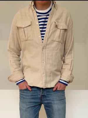 Oscar Jacobson Beige Overshirt - Beige Overshirt från Oscar Jacobson i strl M sitter som S! Bra skivk utan nåra defekter och hör gärna av er vid frågor elr funderingar!!