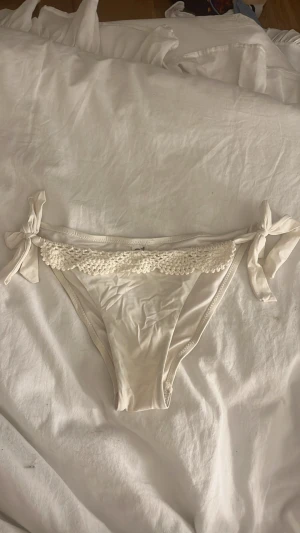 Bikiniunderdel - Köpte i Thailand men använde aldrig, storlek M men passar mig som har XS-S, man kan även justera knytena 