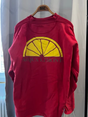 Röd sweatshirt från Aqua Lemon - Röd sweatshirt från Aqua Lemon i storlek M