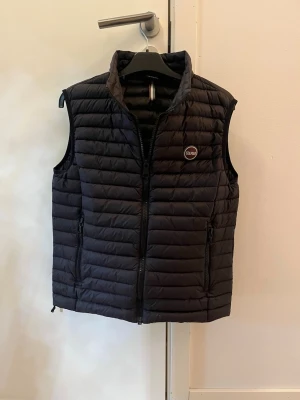 Colmar väst  - Snygg och stilren eftertraktad colmar väst i storlek S. Skicket som ny, inga defekter. Mitt pris endast 795kr