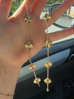 10 blommor klöverhalsband(15mm) i hög kvalitet  - Ett elegant halsband i rostfritt stål med vacker guldbeläggning. Designen med fyrklöverformade detaljer ger en stilren och lyxig känsla som passar både till vardag och fest.  ✔ Tillverkat av rostfritt stål   ✔ 18k guldpläterat – behåller sin fina glans   ✔ Mycket hög kvalitet   ✔ Tidlös och modern design    Jag har även matchande armband ✨   Skicka DM vid intresse 💌