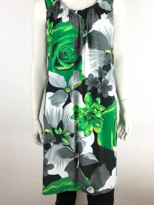 Lite kortare Klänning/eller längre linne i onesize - Lite kortare klänning eller lite längre Line i onesize. Den är rymlig så den passar 36-44 tycker jag. Helt ny. Stretchigt mjukt material.