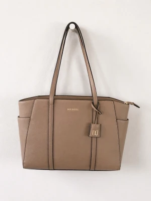 Beige handväska från don donna - Stilren beige handväska från don donna i slätt konstläder med guldfärgade detaljer och logotyp framtill. Väskan har två långa axelband, dragkedja upptill och dekorativ tag med DKNY-logga. Perfekt storlek för att få plats med allt du behöver. 
