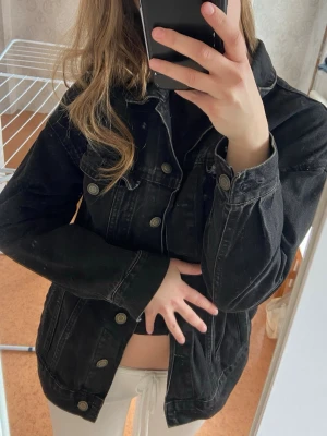Svart jeansjacka från Denim - Cool svart jeansjacka från Bershka med lite oversized passform i storlek xs. Perfekt vårjacka🩷