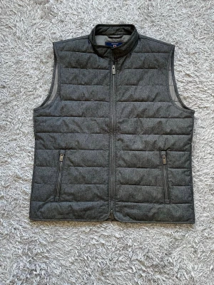 Bondelid väst - Säljer en fin väst! | Mycket fint skick utan defekter! | Storlek L men är lite liten i storleken, jag på bild är 178cm och den passar bra. | Ställ gärna frågor innan du köper!