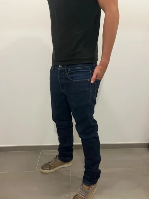 Mörkblå LEE jeans - Säljer dessa populära LEE jeans till ett riktigt bra pris. W:30 L:32