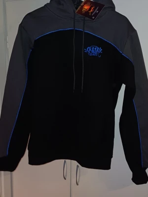 Syna world set tröja och byxor - Säljer settet pågrund av att de var föf litet och den är i storlek XL men skulle säga att den sitter mer som M-L och är slim fit och den är helt ny 