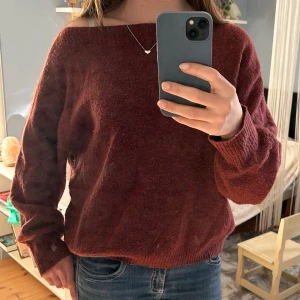 Stickad tröja  - Mysig vinröd stickad tröja med off shoulder-modell och långa ärmar. Superfin och skön! 💕