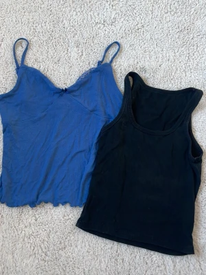 2 sommar toppar  - En jätte söt blå topp från LC WAkiki. Dessutom en ribbad, cropped, svart topp från SHEIN. Båda passar perfekt till sommaren och är så bekväma! Priset inkluderar båda topparna, men om bara en topp önskas kan priset diskuteras.