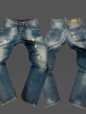 Nudie jeans selvedge - Sjukt snygg amfibie jeans med snygg annorlunda ljusblå färg. Jeansen har snygga originella slitage som kom vid köp. Jeansen är i mycket gott skick i en regular passform (se mått): Längd: 105 Midja: 40 Lår: 26 Benöppning: 18                                                  Mått tagen av amatör och kan skiljas åt! Jämför med mått då jag inte kan ta bild med jeansen på! Jeansen färg kan skiljas åt från bilderna! Bara att höra av sig vid minsta fundering ✅