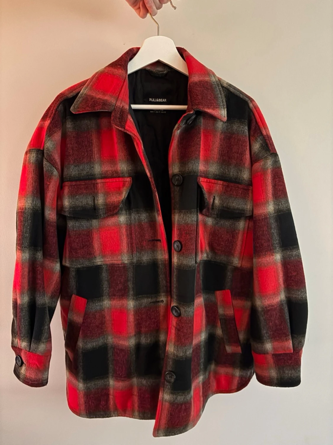 Röd och svart rutig overshirt Pull&Bear