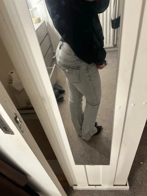 bootcut jeans  - gråa bootcut jeans från gina tricot i storlek 36 men passar även 34, helt nya endast testade 