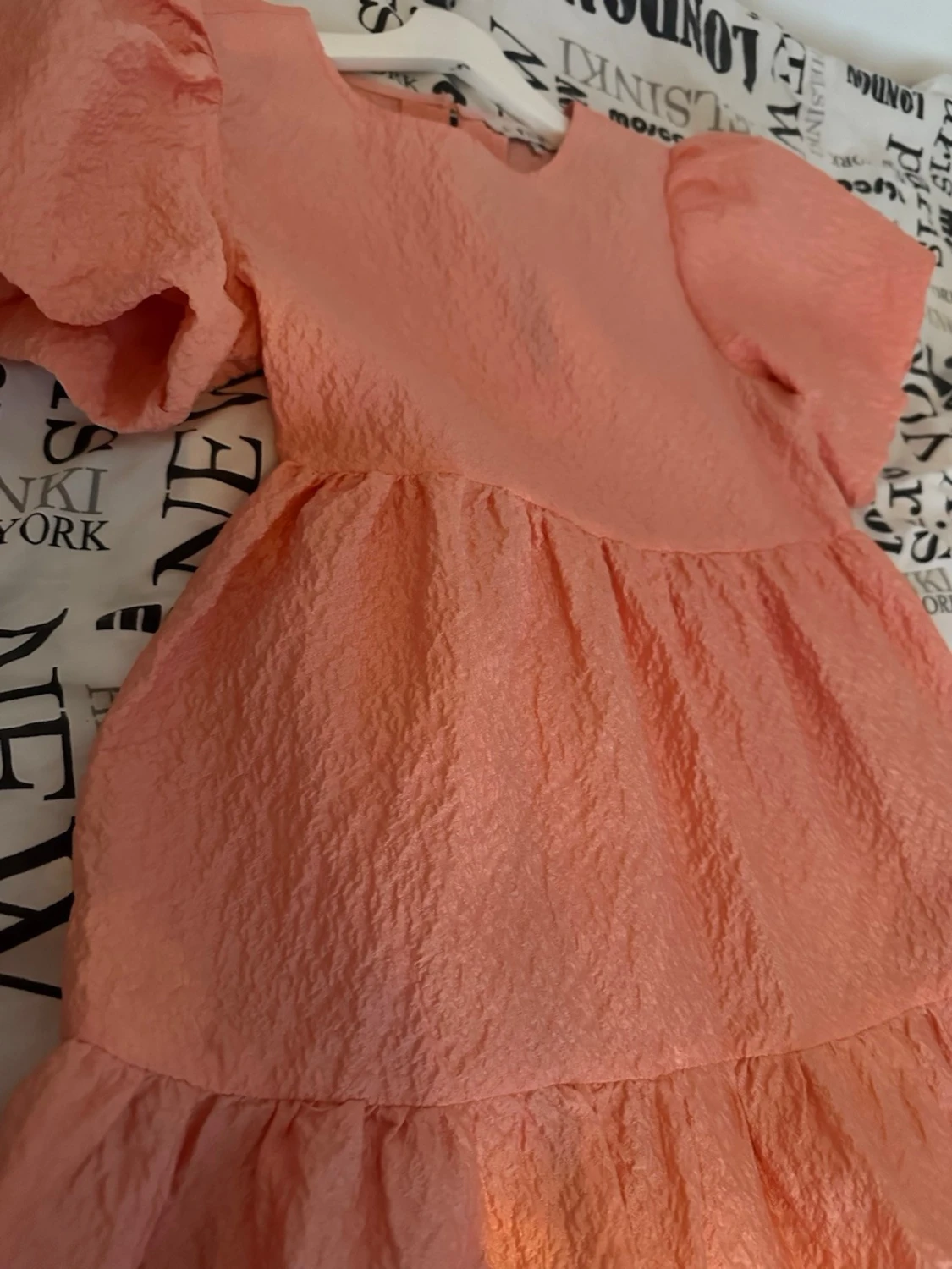 Rosa kort klänning från A View - 2