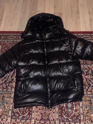 Svart moncler maya jacka  - Använd fåtal gånger moncler Maya jacka, köpt ny för 4500 hos en annan användare här på plick. Kan även bytas för en Moncler cardigan inom Halland eftersom jag inte kan åka så långt. Hör endast av dig om det är en seriös transaktion. Pris kan diskuteras via snabbaffär.
