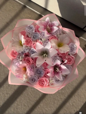 Bukett  - Säljer en vacker bukett med HANDGJORDA blommor i rosa och vit  nyanser. Buketten innehåller rosor och liljor, omsluten av ett ljusrosa papper. Perfekt som dekoration eller present till någon speciell.