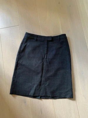 Kostymkjol - Grå kostymkjol i fint skick, strl 36 från L.O.G.G (H&m)